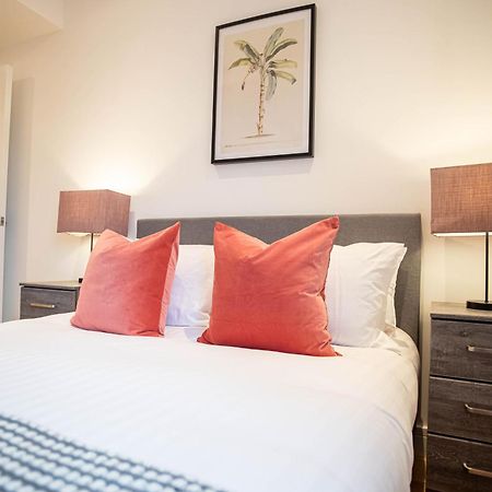 Deluxe Chic 1 2 Bed Apts Near Heathrow Legoland Windsor Slough Exterior foto