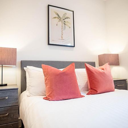 Deluxe Chic 1 2 Bed Apts Near Heathrow Legoland Windsor Slough Exterior foto