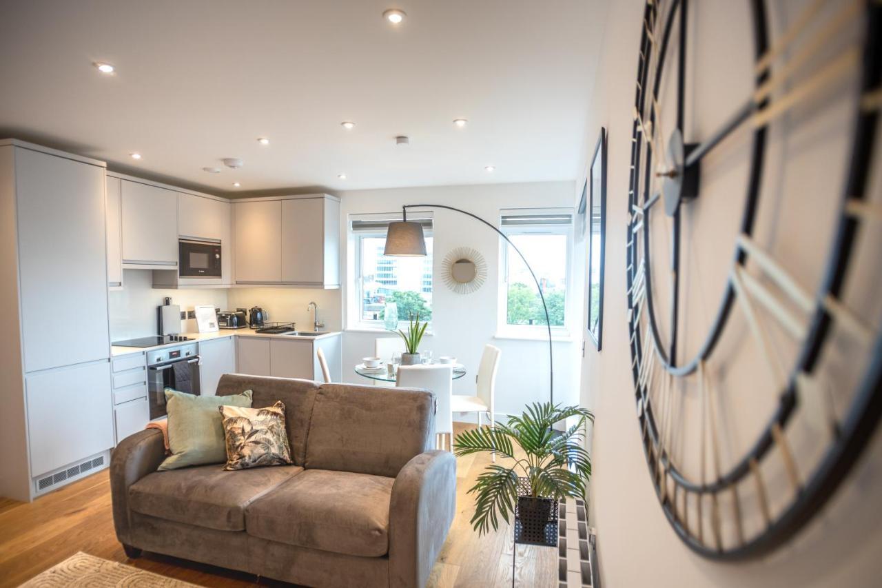 Deluxe Chic 1 2 Bed Apts Near Heathrow Legoland Windsor Slough Exterior foto