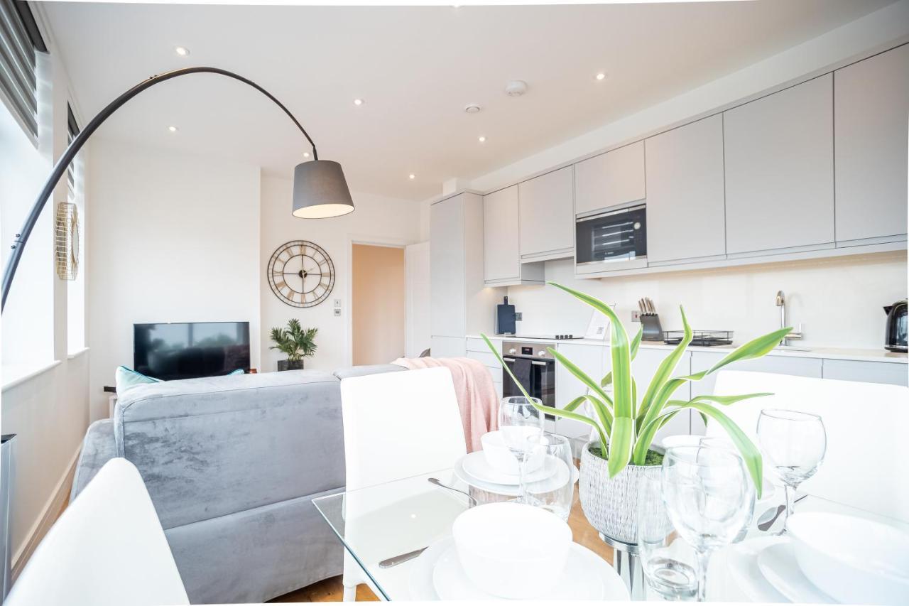 Deluxe Chic 1 2 Bed Apts Near Heathrow Legoland Windsor Slough Exterior foto