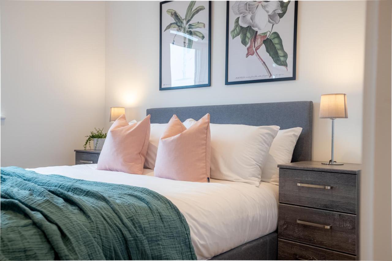 Deluxe Chic 1 2 Bed Apts Near Heathrow Legoland Windsor Slough Exterior foto