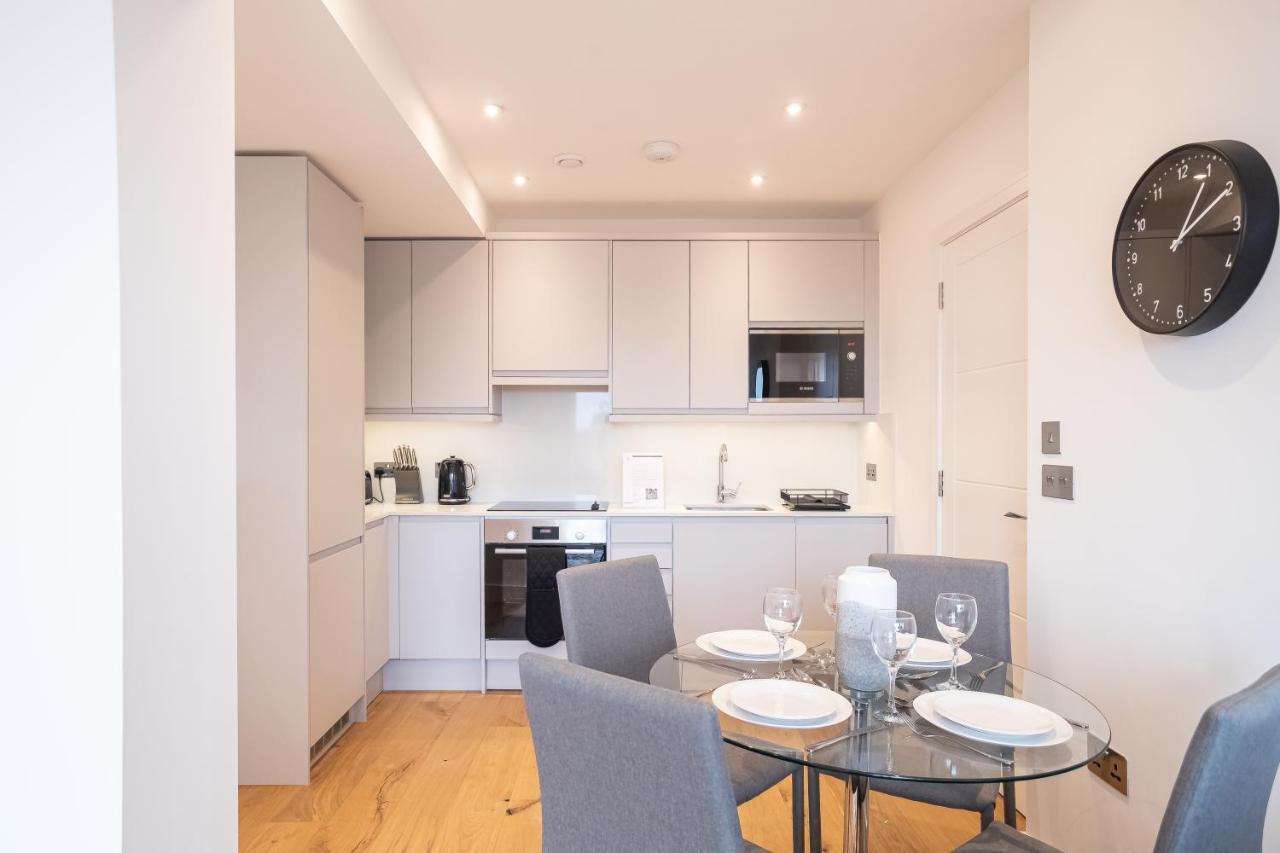 Deluxe Chic 1 2 Bed Apts Near Heathrow Legoland Windsor Slough Exterior foto