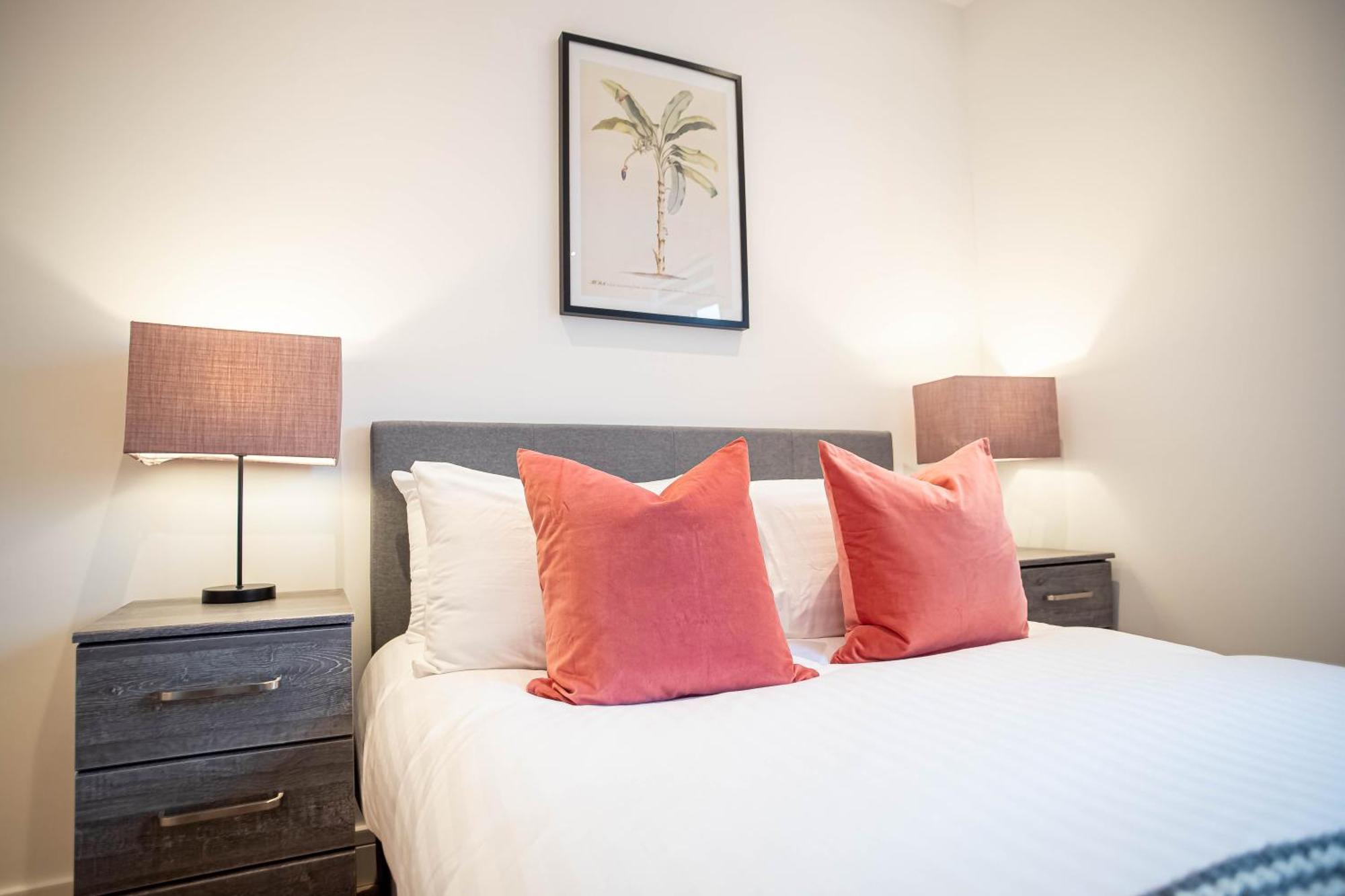 Deluxe Chic 1 2 Bed Apts Near Heathrow Legoland Windsor Slough Exterior foto