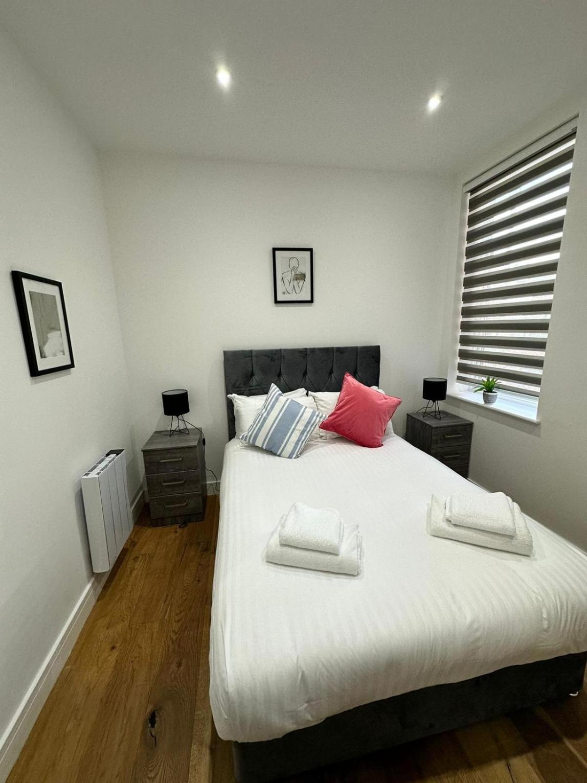 Deluxe Chic 1 2 Bed Apts Near Heathrow Legoland Windsor Slough Exterior foto