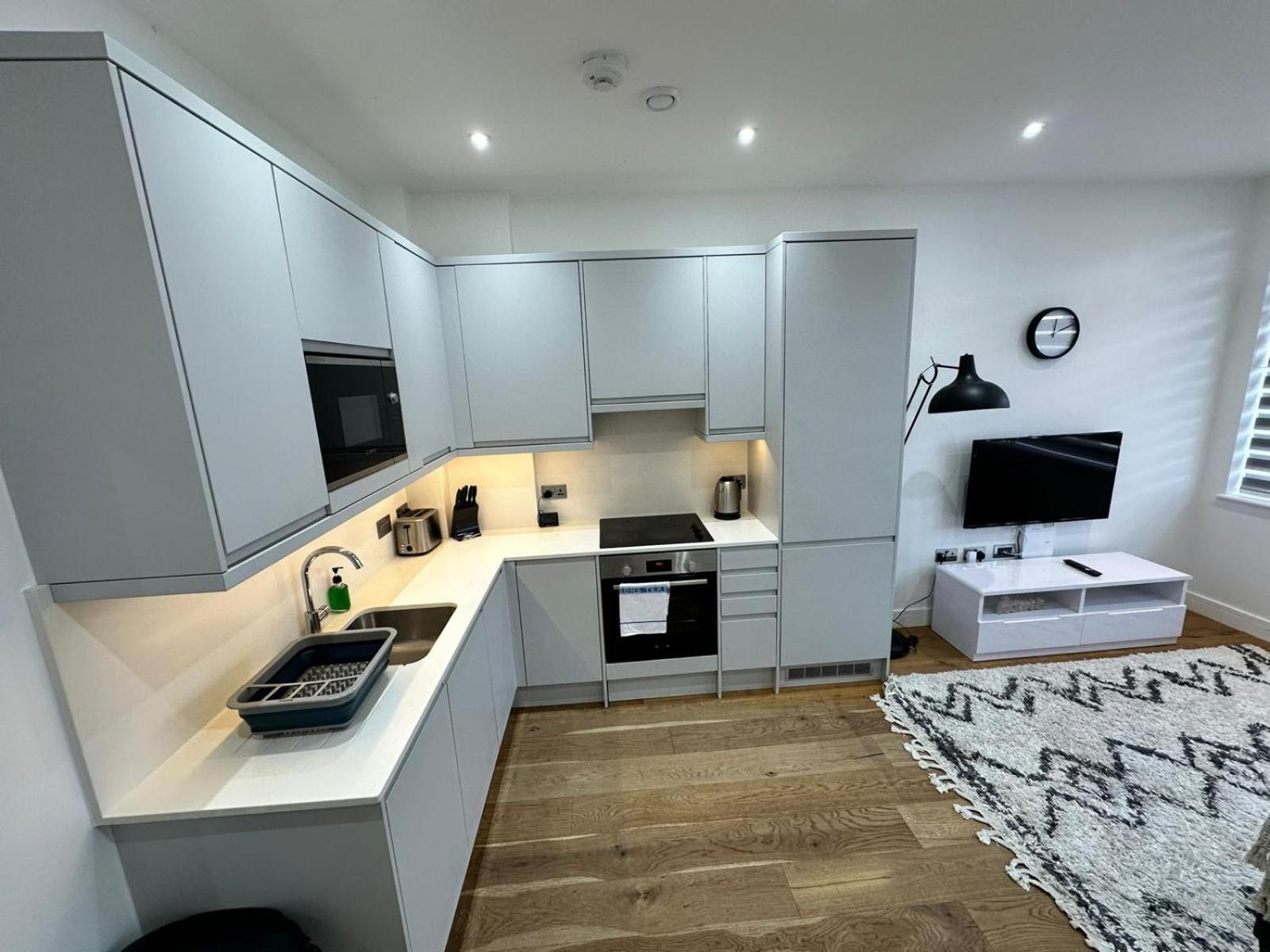 Deluxe Chic 1 2 Bed Apts Near Heathrow Legoland Windsor Slough Exterior foto