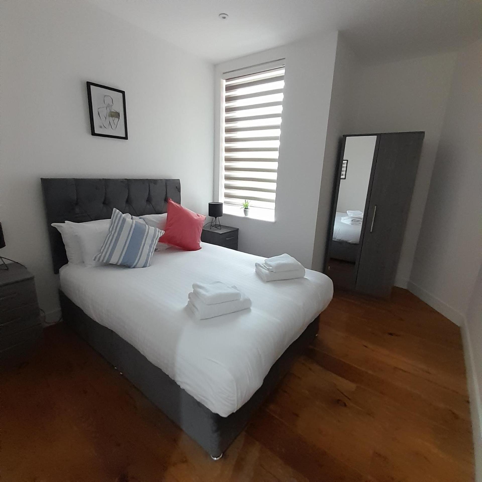 Deluxe Chic 1 2 Bed Apts Near Heathrow Legoland Windsor Slough Exterior foto