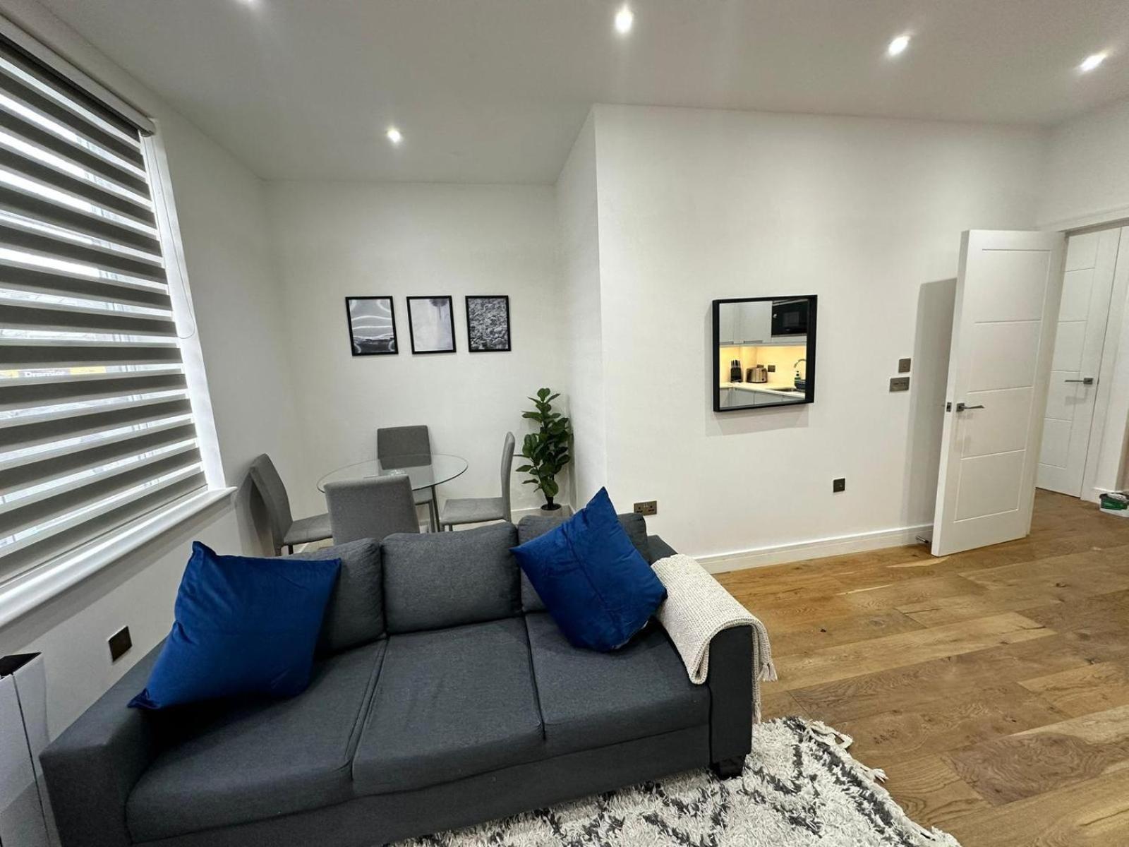 Deluxe Chic 1 2 Bed Apts Near Heathrow Legoland Windsor Slough Exterior foto