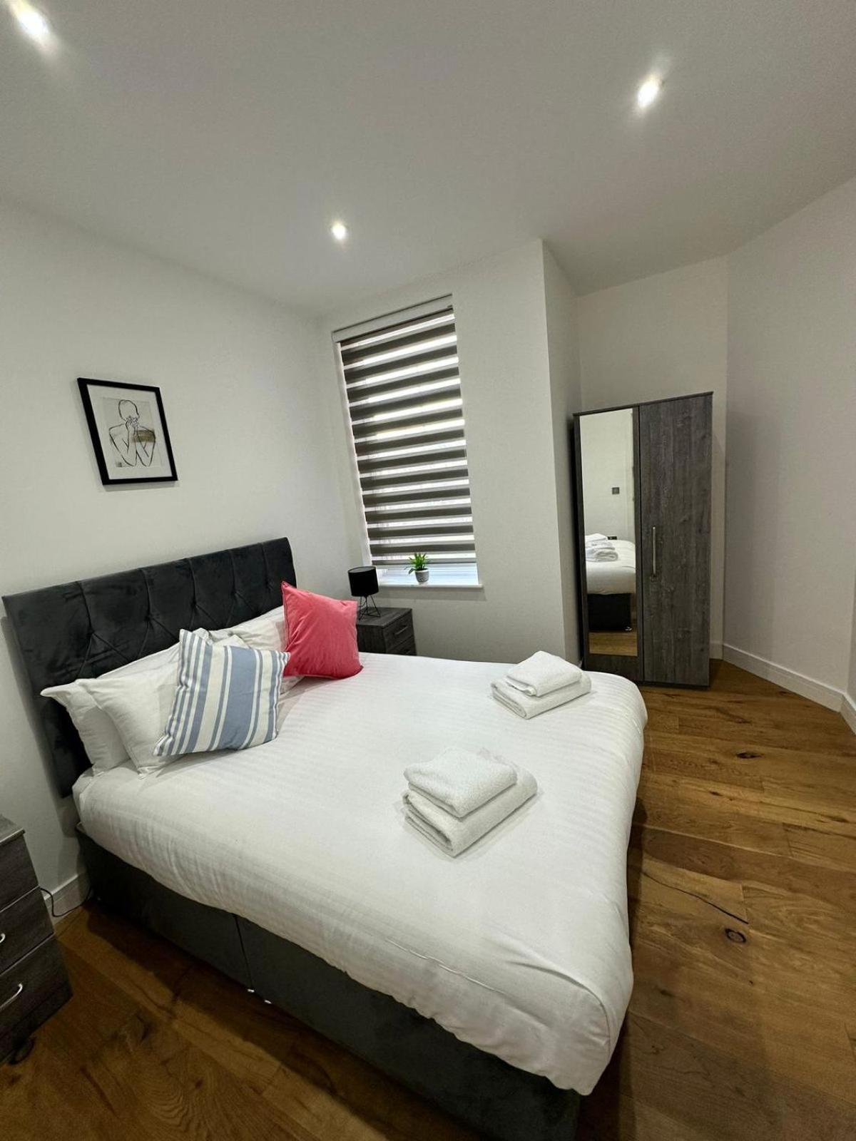 Deluxe Chic 1 2 Bed Apts Near Heathrow Legoland Windsor Slough Exterior foto