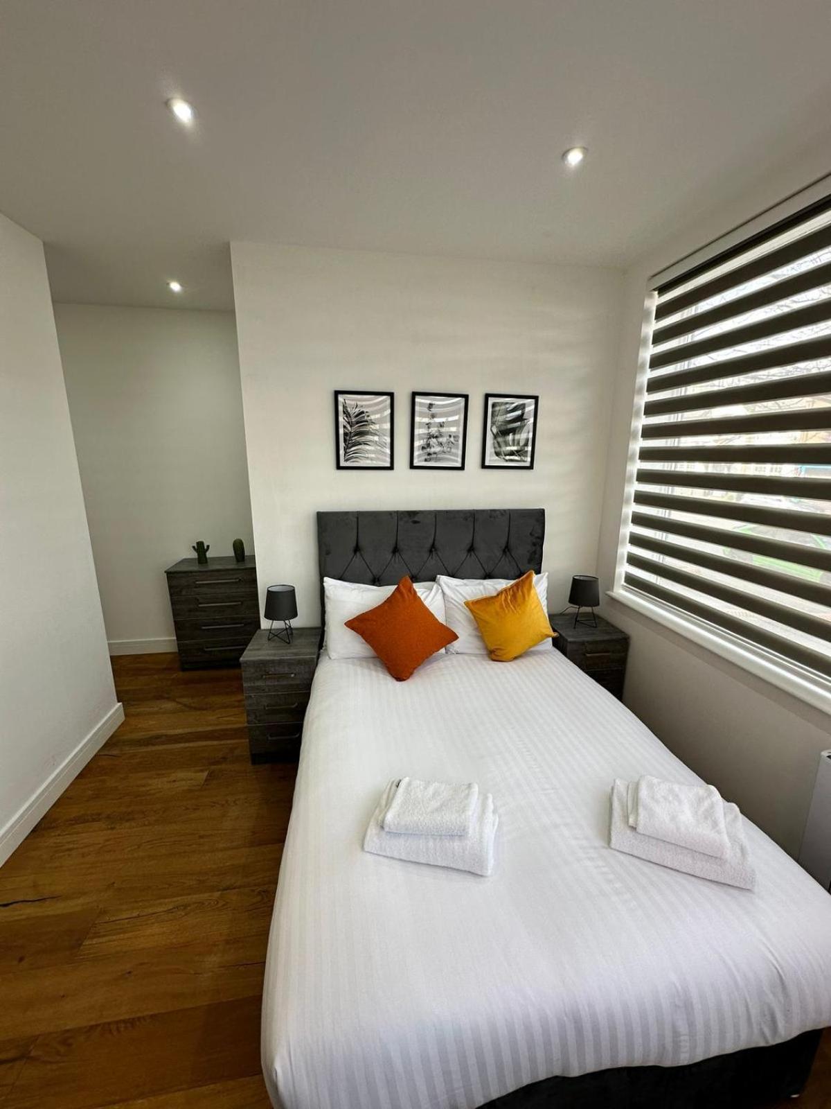 Deluxe Chic 1 2 Bed Apts Near Heathrow Legoland Windsor Slough Exterior foto