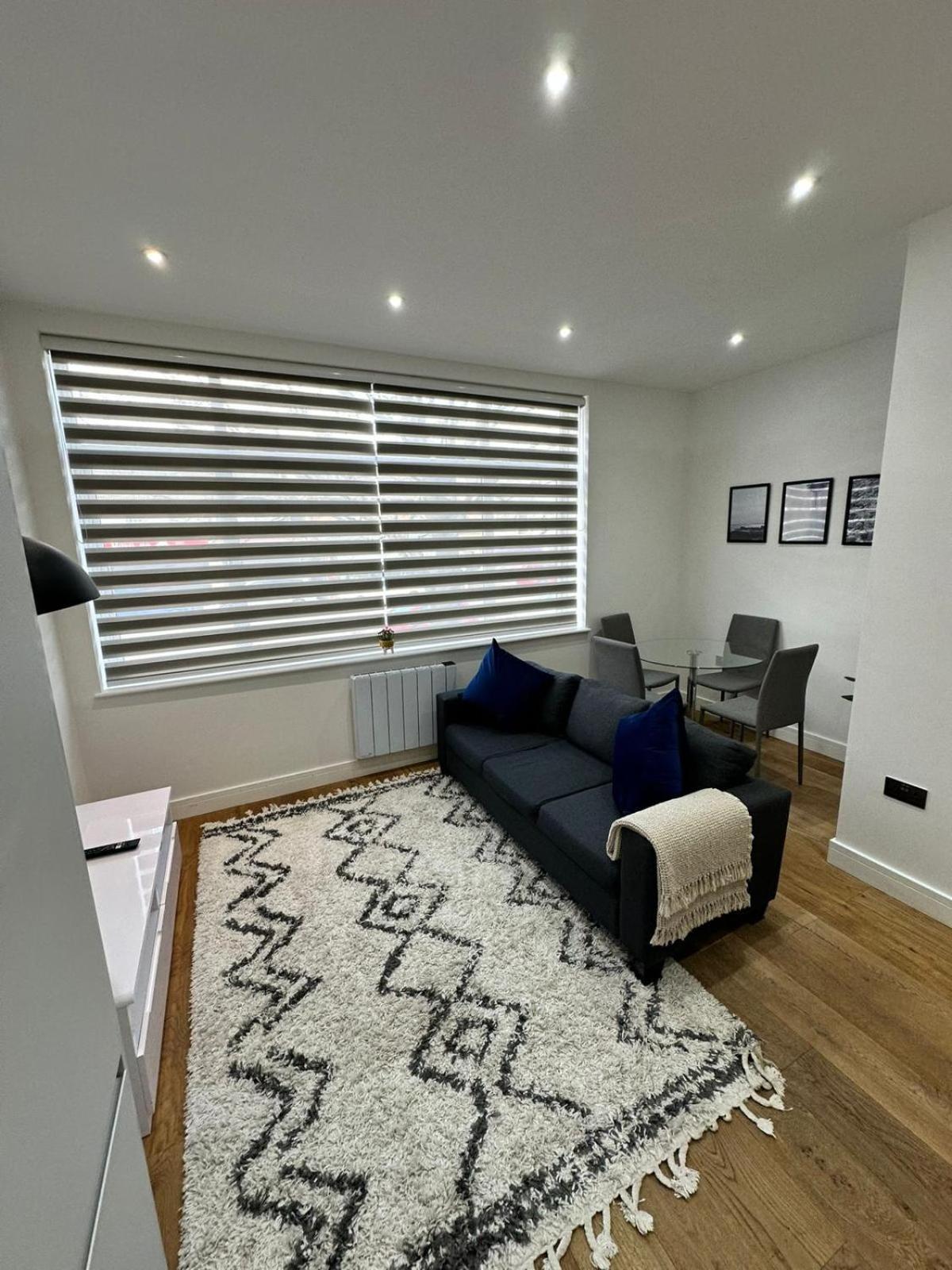 Deluxe Chic 1 2 Bed Apts Near Heathrow Legoland Windsor Slough Exterior foto