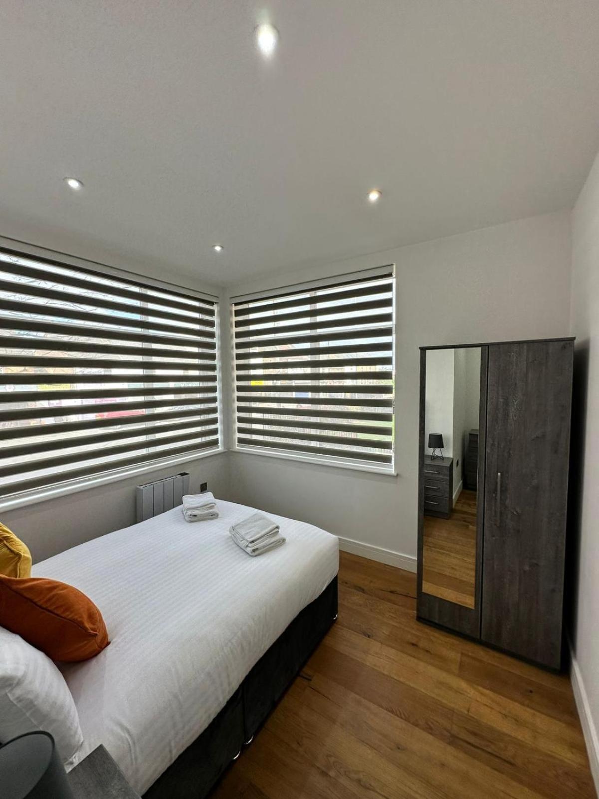 Deluxe Chic 1 2 Bed Apts Near Heathrow Legoland Windsor Slough Exterior foto